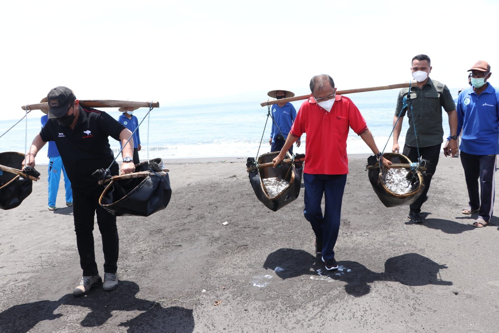 podiumnews.com-Gubernur Koster Siap Bantu Alat Palung ke Petani Garam Kusamba